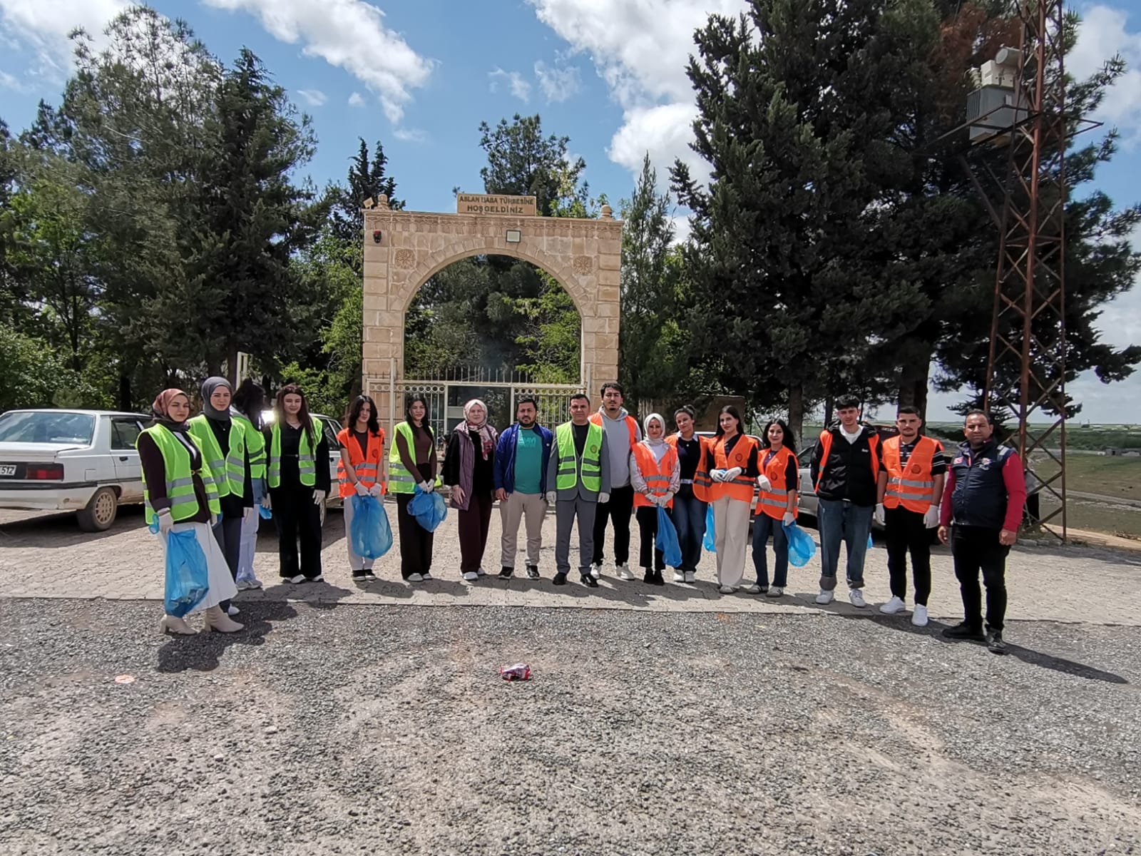 Viranşehir MYO Muhasebe 2. Sınıf Öğrencilerinden Örnek Davranış: Aslanbaba Türbesi’nde Çevre Temizliği